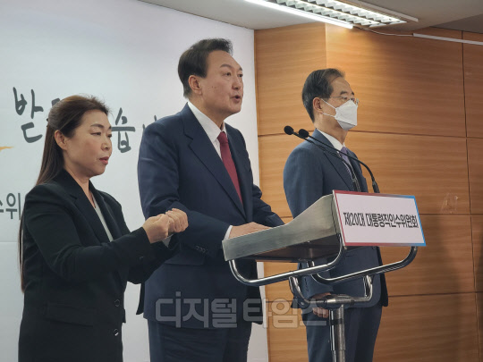 윤석열 제20대 대통령 당선인이 3일 서울 종로구 통의동 대통령직인수위원회 브리핑룸에서 한덕수(오른쪽) 전 국무총리를 새 정부 초대 총리 후보로 지명한다고 발표했다. <한기호 기자>